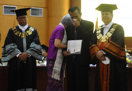 Tangis Ayah Brigadir J Pecah saat Wakili Anaknya Wisuda