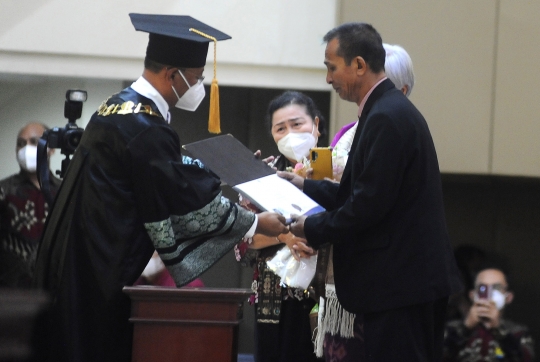 Tangis Ayah Brigadir J Pecah saat Wakili Anaknya Wisuda