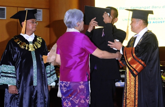 Tangis Ayah Brigadir J Pecah saat Wakili Anaknya Wisuda