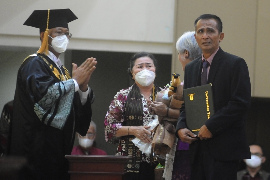 Tangis Ayah Brigadir J Pecah saat Wakili Anaknya Wisuda