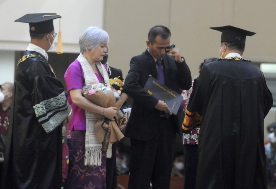 Tangis Ayah Brigadir J Pecah saat Wakili Anaknya Wisuda