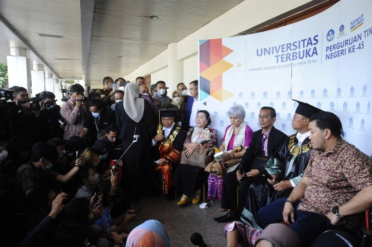 Tangis Ayah Brigadir J Pecah saat Wakili Anaknya Wisuda