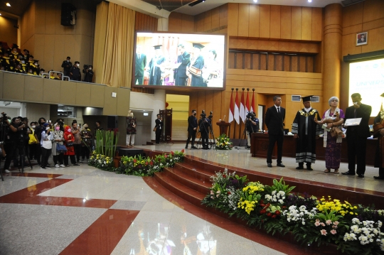 Tangis Ayah Brigadir J Pecah saat Wakili Anaknya Wisuda