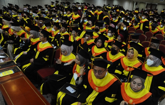 Tangis Ayah Brigadir J Pecah saat Wakili Anaknya Wisuda