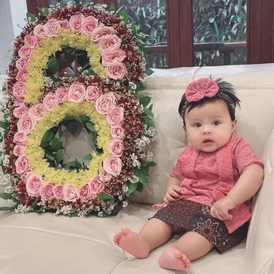 Gemes Banget! Potret Ameena Anak Aurel Pakai Kebaya, Penampilannya Disebut Bak Boneka