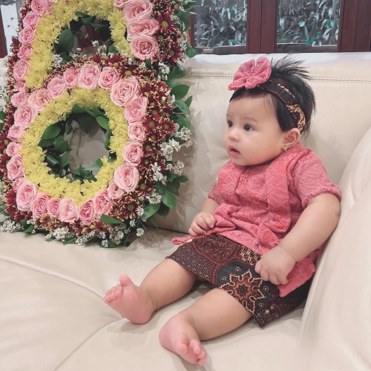Gemes Banget! Potret Ameena Anak Aurel Pakai Kebaya, Penampilannya Disebut Bak Boneka
