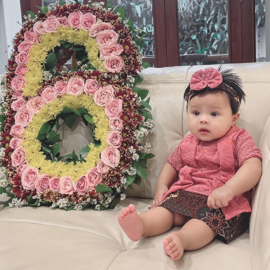 Gemes Banget! Potret Ameena Anak Aurel Pakai Kebaya, Penampilannya Disebut Bak Boneka