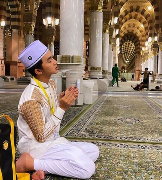 Dibiayai Raffi Ahmad, Ini 4 Potret Sensen Umrah Ajak Keluarga