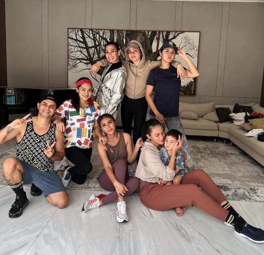 Penampilan Olla Ramlan Tanpa Hijab Saat Olahraga Bareng Teman Artis Jadi Sorotan