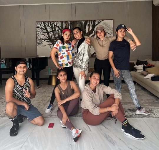 Penampilan Olla Ramlan Tanpa Hijab Saat Olahraga Bareng Teman Artis Jadi Sorotan