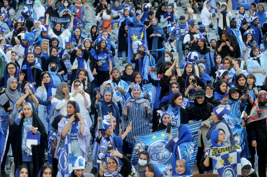 Momen Bersejarah, Perempuan Iran Akhirnya Boleh Nonton Sepak Bola di Stadion