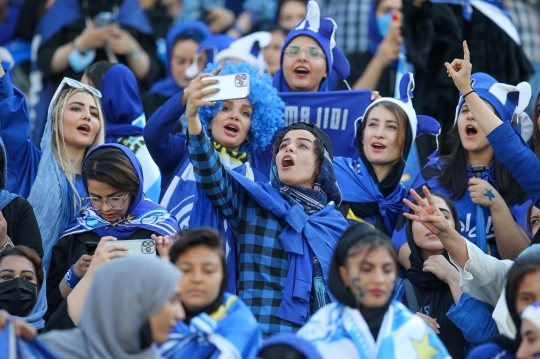 Momen Bersejarah, Perempuan Iran Akhirnya Boleh Nonton Sepak Bola di Stadion