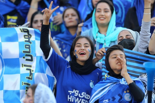 Momen Bersejarah, Perempuan Iran Akhirnya Boleh Nonton Sepak Bola di Stadion