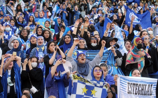 Momen Bersejarah, Perempuan Iran Akhirnya Boleh Nonton Sepak Bola di Stadion