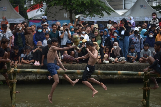 Melihat Keseruan Lomba HUT RI di Aliran Kalimalang