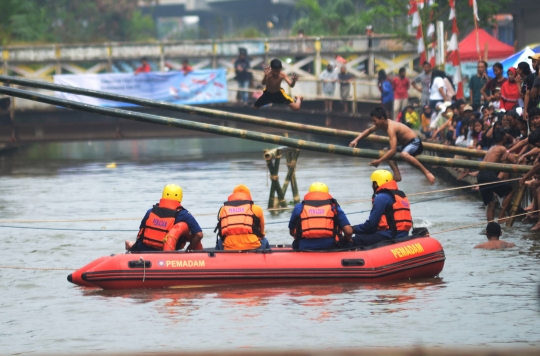 Melihat Keseruan Lomba HUT RI di Aliran Kalimalang