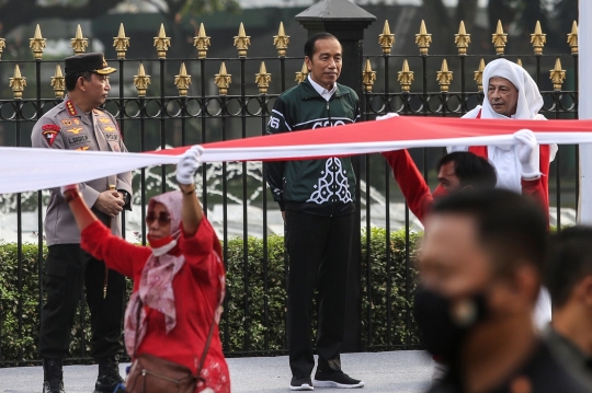 Diapit Kapolri Sigit dan Habib Luthfi, Jokowi Buka Kirab Merah Putih di Istana