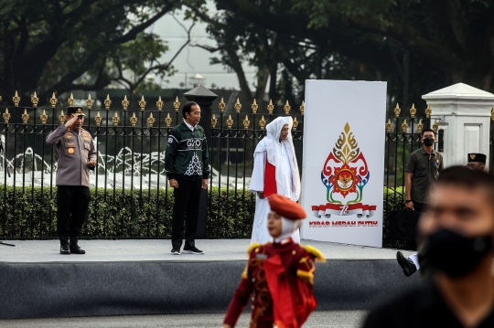 Diapit Kapolri Sigit dan Habib Luthfi, Jokowi Buka Kirab Merah Putih di Istana