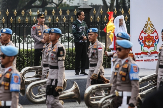 Diapit Kapolri Sigit dan Habib Luthfi, Jokowi Buka Kirab Merah Putih di Istana