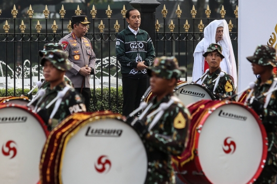 Diapit Kapolri Sigit dan Habib Luthfi, Jokowi Buka Kirab Merah Putih di Istana