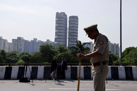 Momen Menegangkan Saat Menara Kembar 40 Lantai Dirobohkan di India
