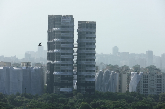 Momen Menegangkan Saat Menara Kembar 40 Lantai Dirobohkan di India