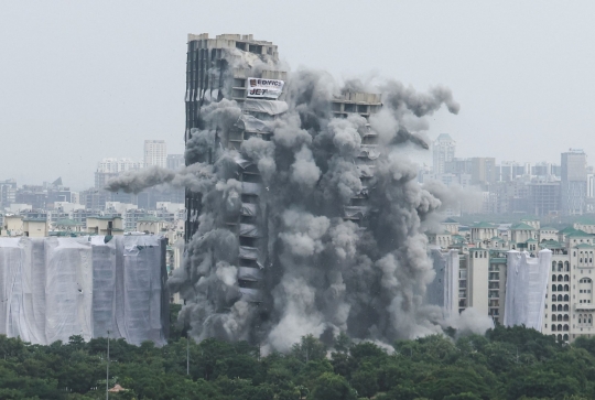 Momen Menegangkan Saat Menara Kembar 40 Lantai Dirobohkan di India