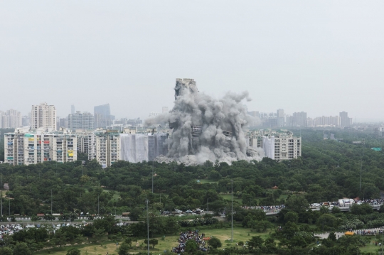 Momen Menegangkan Saat Menara Kembar 40 Lantai Dirobohkan di India