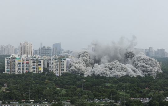 Momen Menegangkan Saat Menara Kembar 40 Lantai Dirobohkan di India