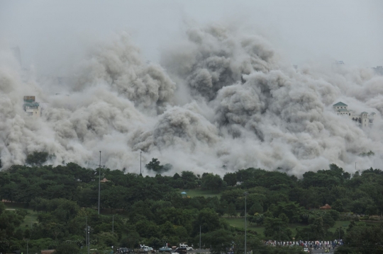 Momen Menegangkan Saat Menara Kembar 40 Lantai Dirobohkan di India