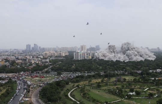 Momen Menegangkan Saat Menara Kembar 40 Lantai Dirobohkan di India