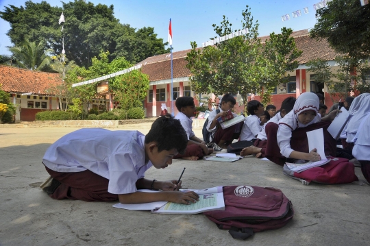 Potret Miris Siswa SD Cianjur Belajar di Halaman Sekolah