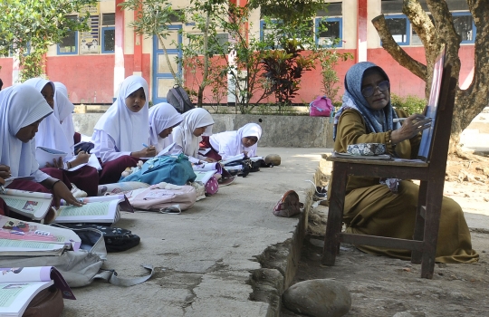 Potret Miris Siswa SD Cianjur Belajar di Halaman Sekolah
