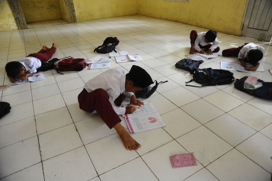 Potret Miris Siswa SD Cianjur Belajar di Halaman Sekolah
