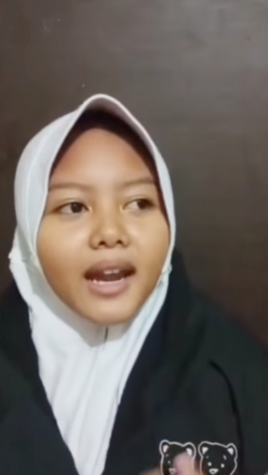 Mengenal Anggun Fitriani, Siswi Putri Pedagang yang Jago 4 Bahasa Asing