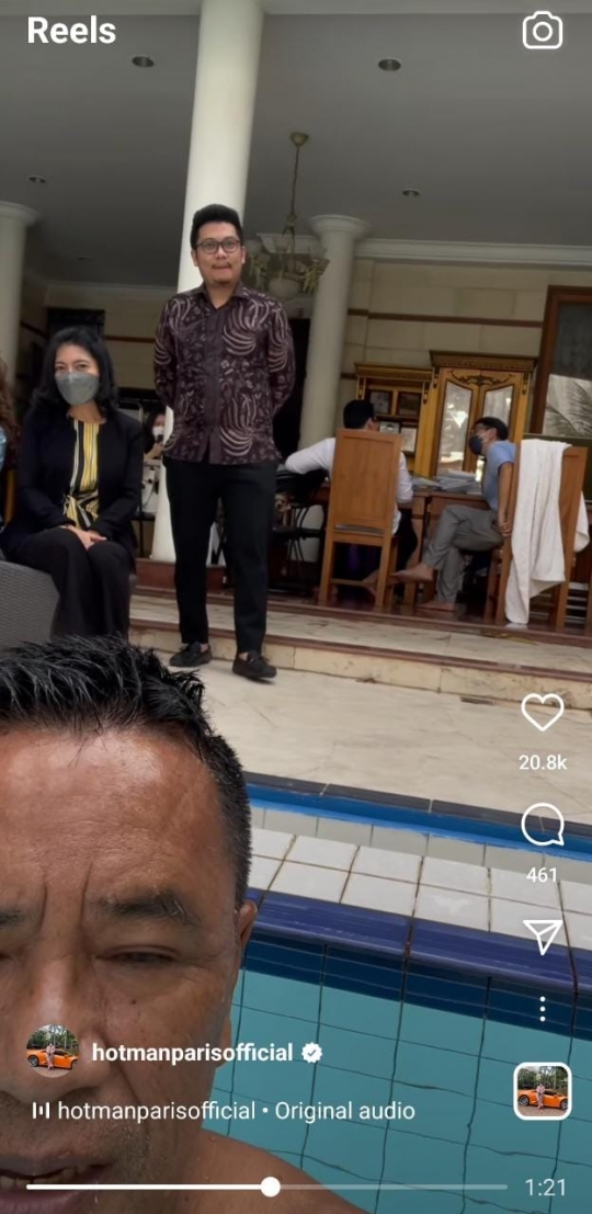 Begini Suasana Kerja Kantor Hotman Paris, Sambil Renang Kasih Instruksi ke Anak Buah