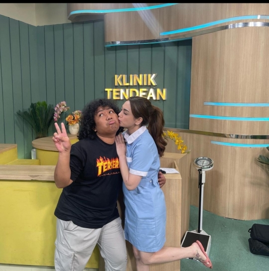 Kompak Unggah Pas Foto Berdua, Ini Potret Kebersamaan Celine Evangelista & Marshel