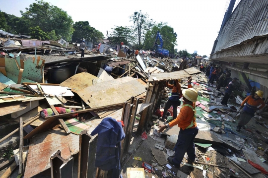 KAI Gusur Lokalisasi Gunung Antang, Ratusan Bangunan Liar Dibongkar