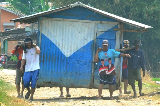 Musim Kemarau, Warga Cianjur Gotong Royong Pindahkan Rumah Warung