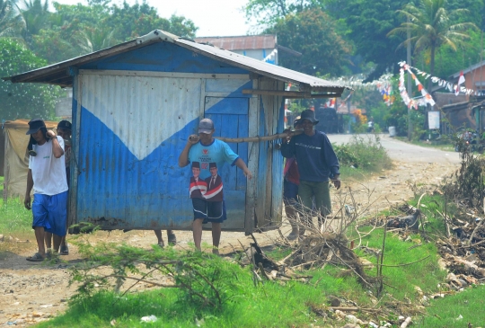 Musim Kemarau, Warga Cianjur Gotong Royong Pindahkan Rumah Warung