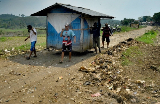 Musim Kemarau, Warga Cianjur Gotong Royong Pindahkan Rumah Warung