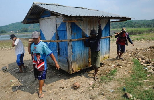 Musim Kemarau, Warga Cianjur Gotong Royong Pindahkan Rumah Warung