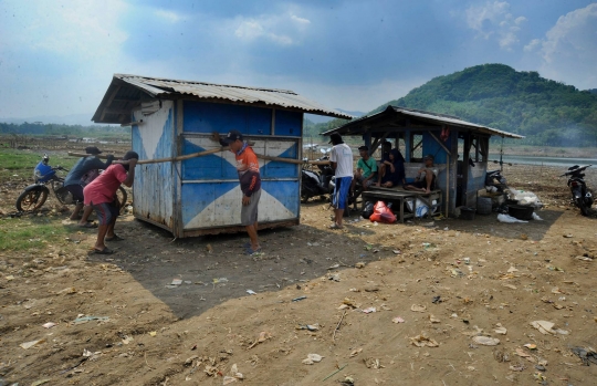 Musim Kemarau, Warga Cianjur Gotong Royong Pindahkan Rumah Warung