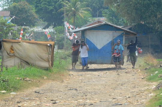 Musim Kemarau, Warga Cianjur Gotong Royong Pindahkan Rumah Warung