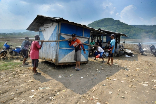 Musim Kemarau, Warga Cianjur Gotong Royong Pindahkan Rumah Warung