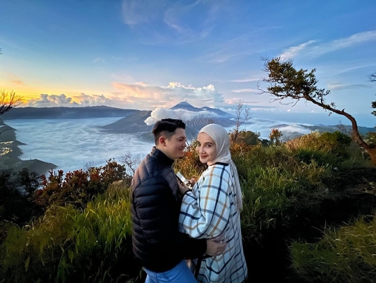 Potret Zaskia Sungkar dan Keluarga Jalan-jalan ke Bromo, Viewnya Keren Bak Lukisan