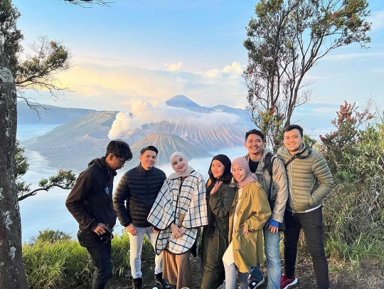 Potret Zaskia Sungkar dan Keluarga Jalan-jalan ke Bromo, Viewnya Keren Bak Lukisan