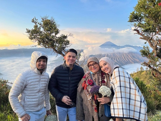 Potret Zaskia Sungkar dan Keluarga Jalan-jalan ke Bromo, Viewnya Keren Bak Lukisan