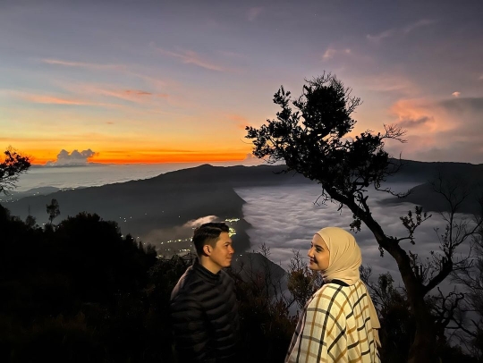Potret Zaskia Sungkar dan Keluarga Jalan-jalan ke Bromo, Viewnya Keren Bak Lukisan