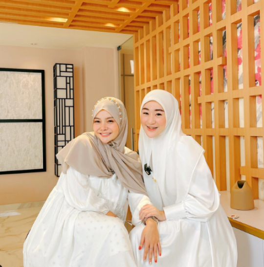 5 Potret Mawar AFI saat Umrah, Makin Anggun dengan Balutan Hijab